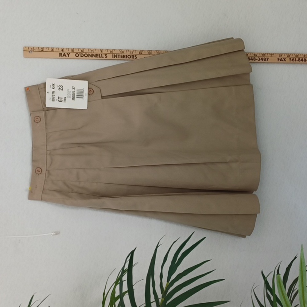 NWT Becky Thatcher 6 Teen  Classic Schoolgirl Skirt,  Beige Khaki Color, 6 Teen
